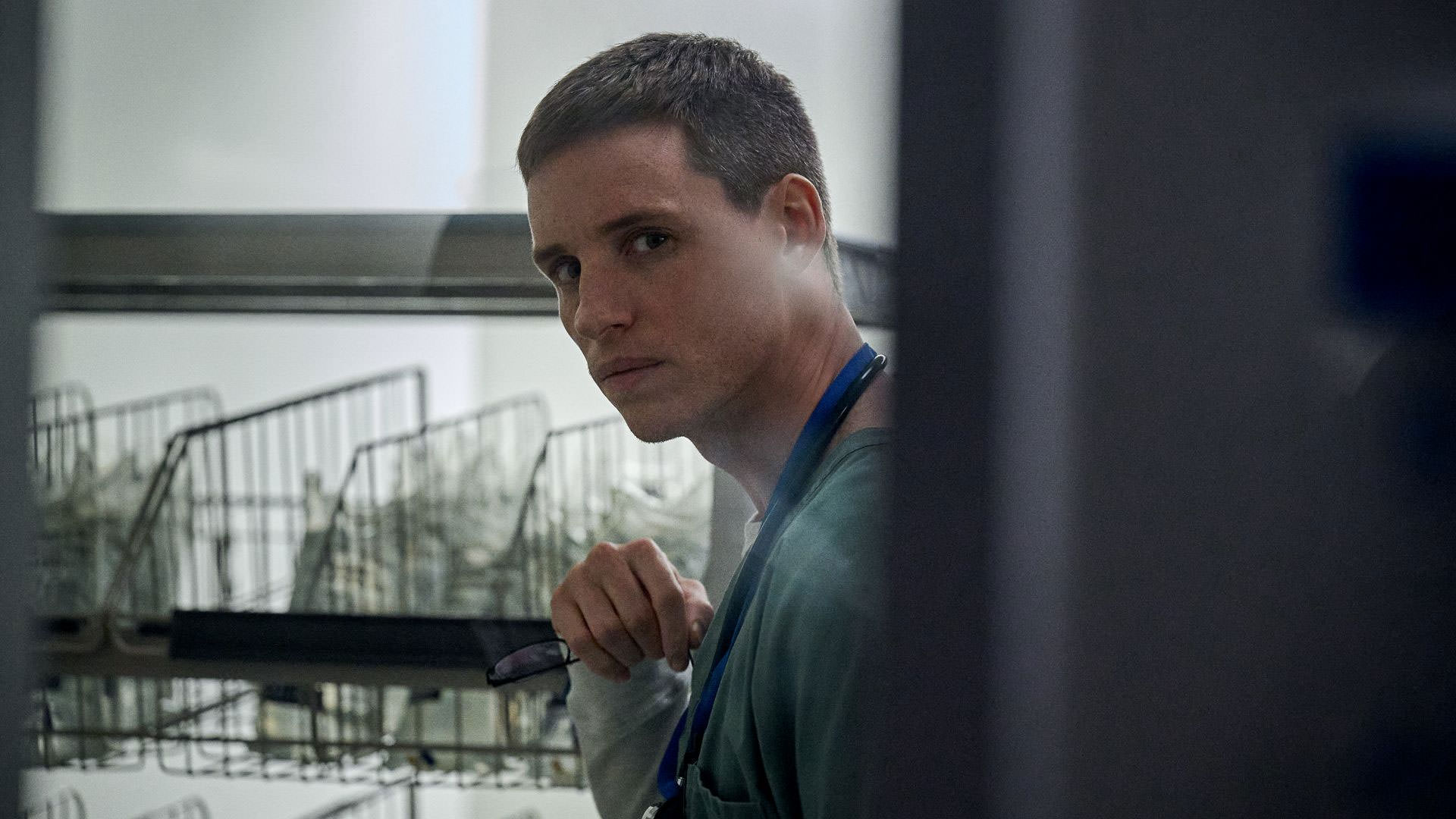 ادی ردمین با لباس پرستاری داخل انباری یک بیمارستان در نمایی از فیلم پرستار خوب به کارگردانی توبیاس لیندهولم