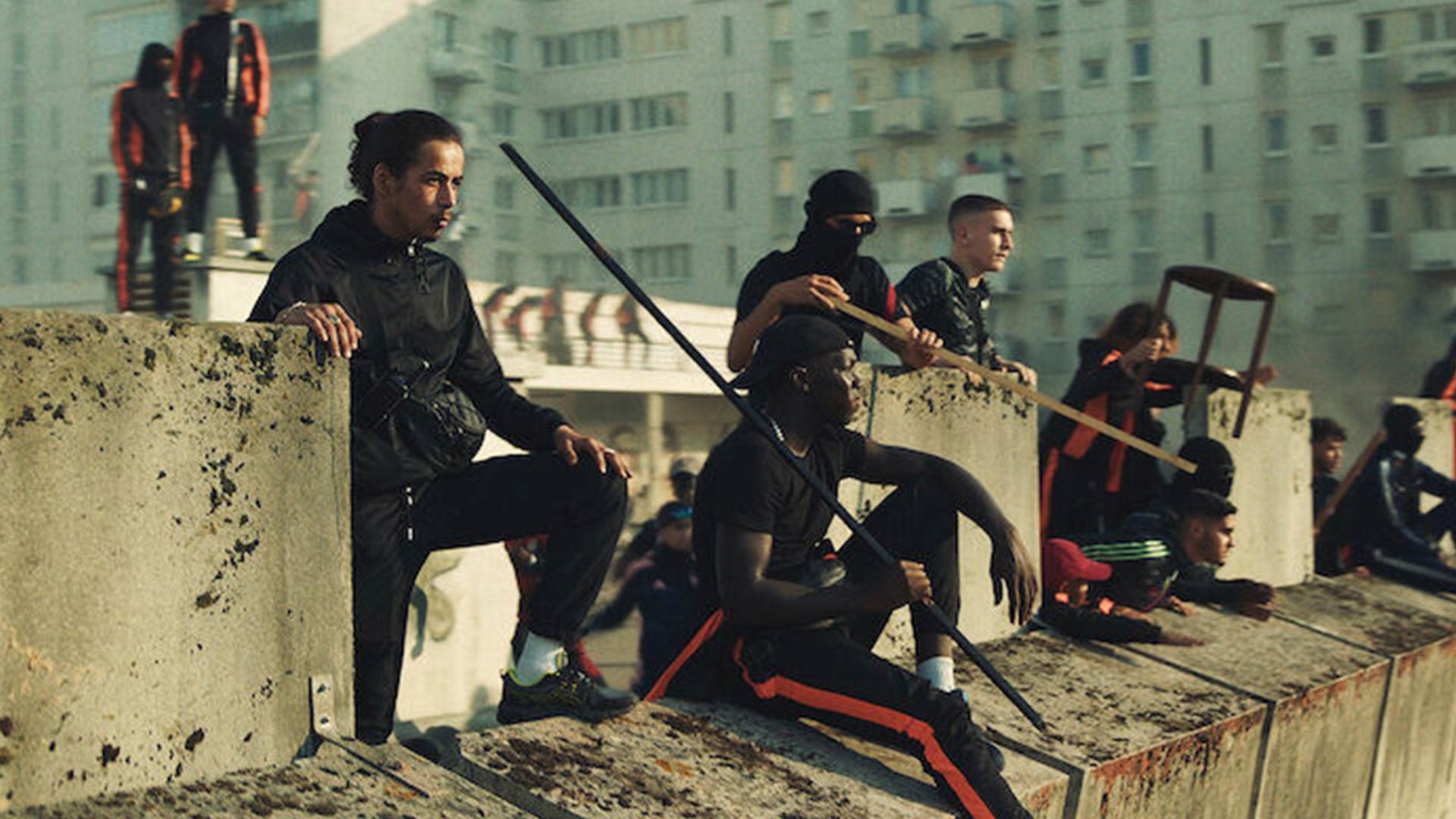 کریم و معترضین در خیابان در فیلم آتنا