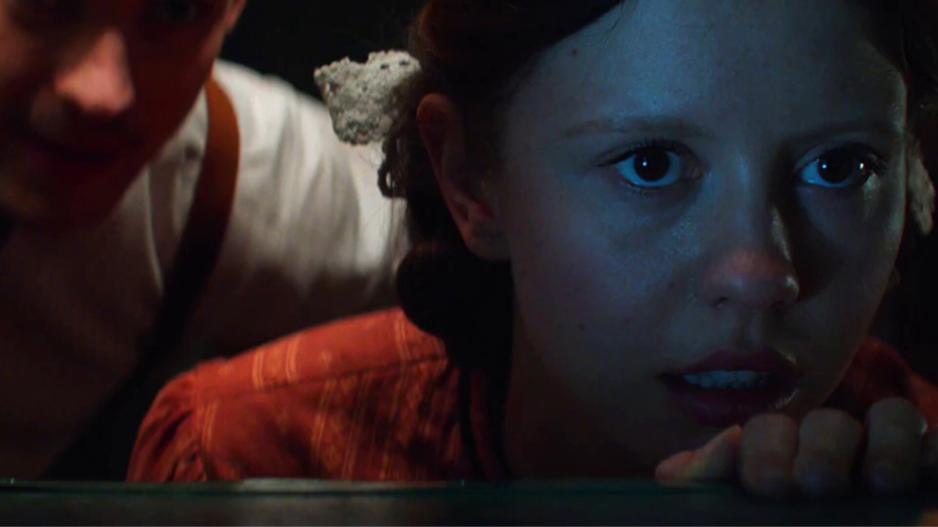 میا گاث در نقش پرل در فیلم Pearl در سینما تجسم رویای خود را نظاره می‌کند