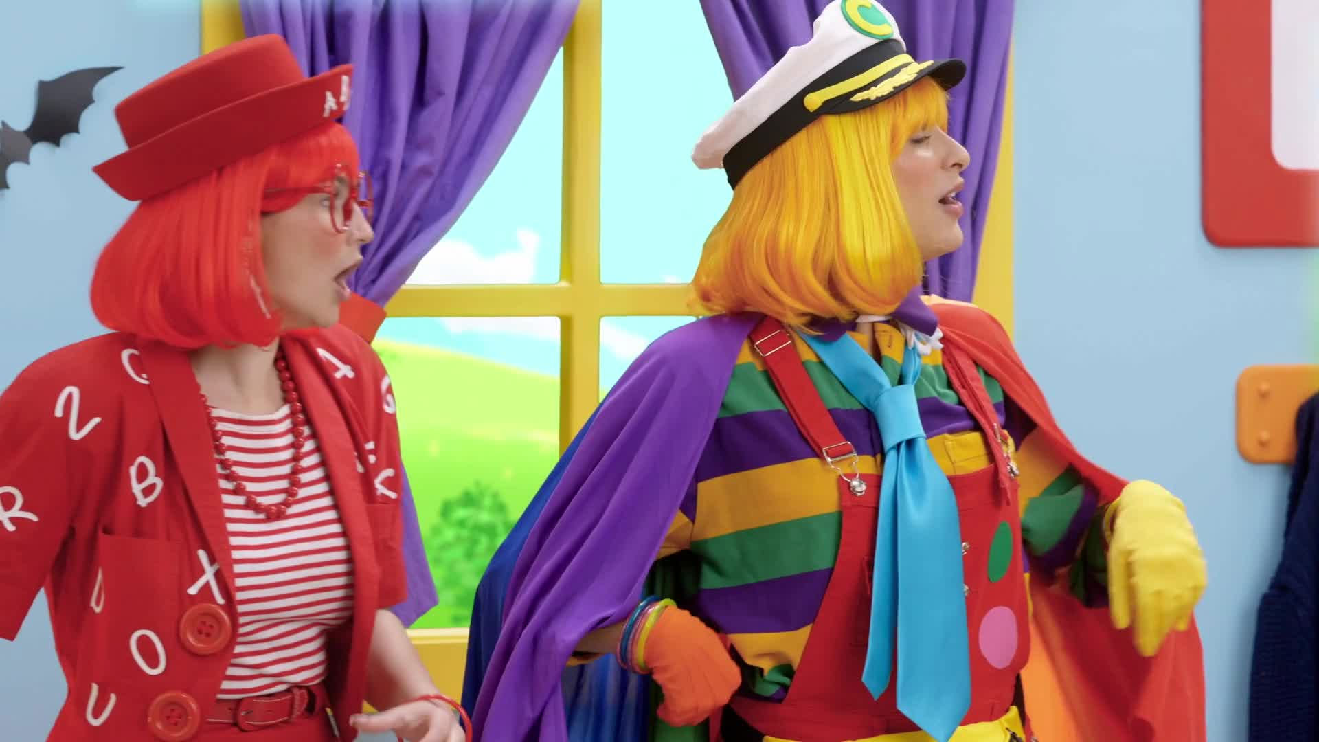 دو مجری یک برنامه کودک با لباس‌هایی رنگی در نمایی از بخش کوتاهی از فیلم برنامه‌ی پالونی به نام پلاپسی و دوستانش