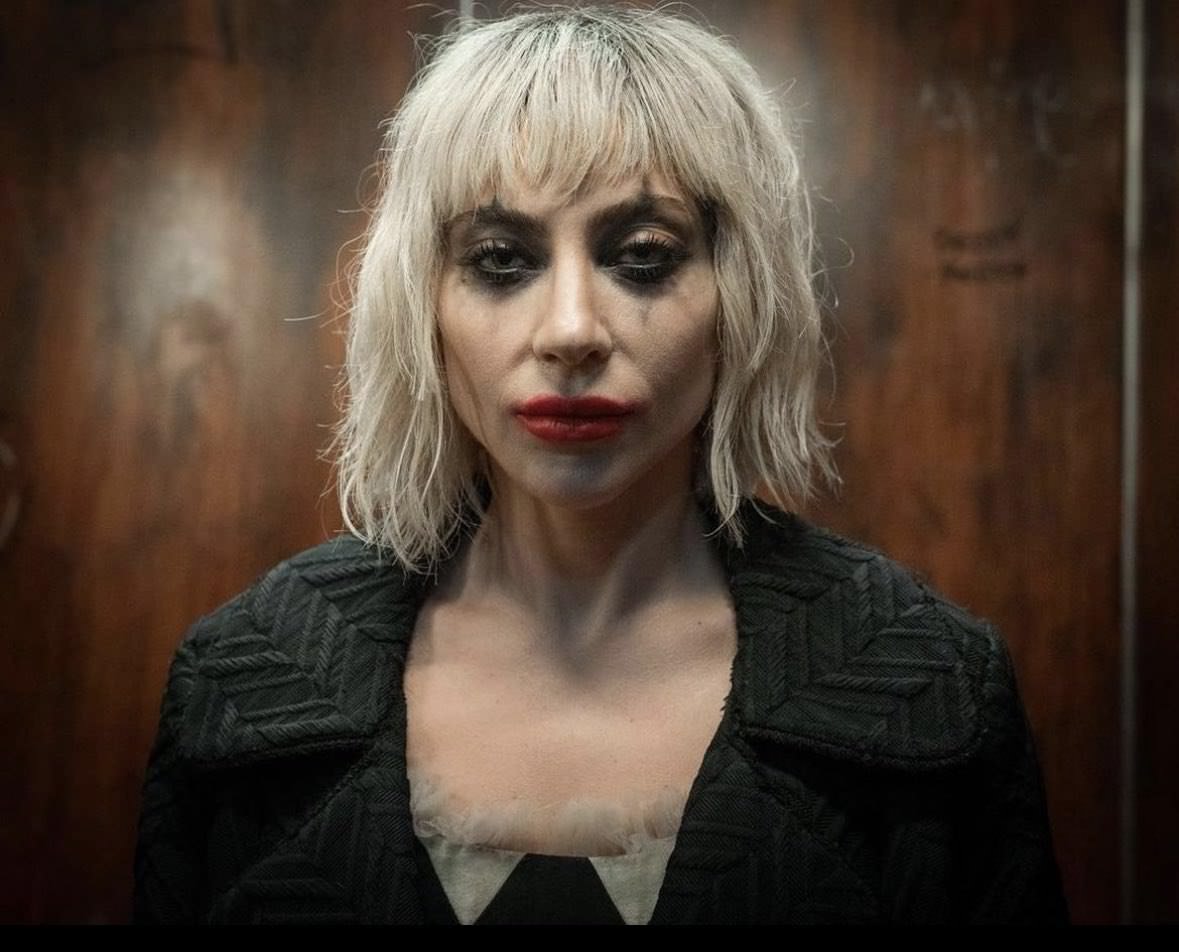 لیدی گاگا با ظاهر هارلی کویین در آسانسور در فیلم Joker: Folie à Deux