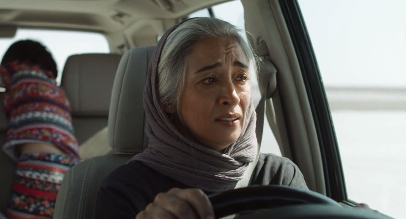 پانته‌آ پناهی‌ها در حال رانندگی با چشمی گریان در نمایی از فیلم جاده خاکی به کارگردانی پناه پناهی