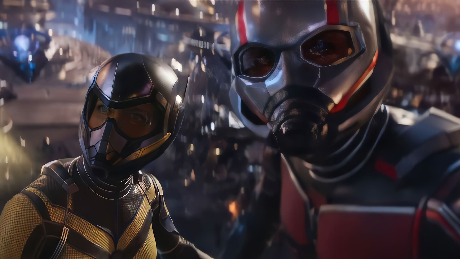 مرد مورچه ای و واسپ در میدان مبارزه پایانی فیلم Ant-Man and the Wasp: Quantumania
