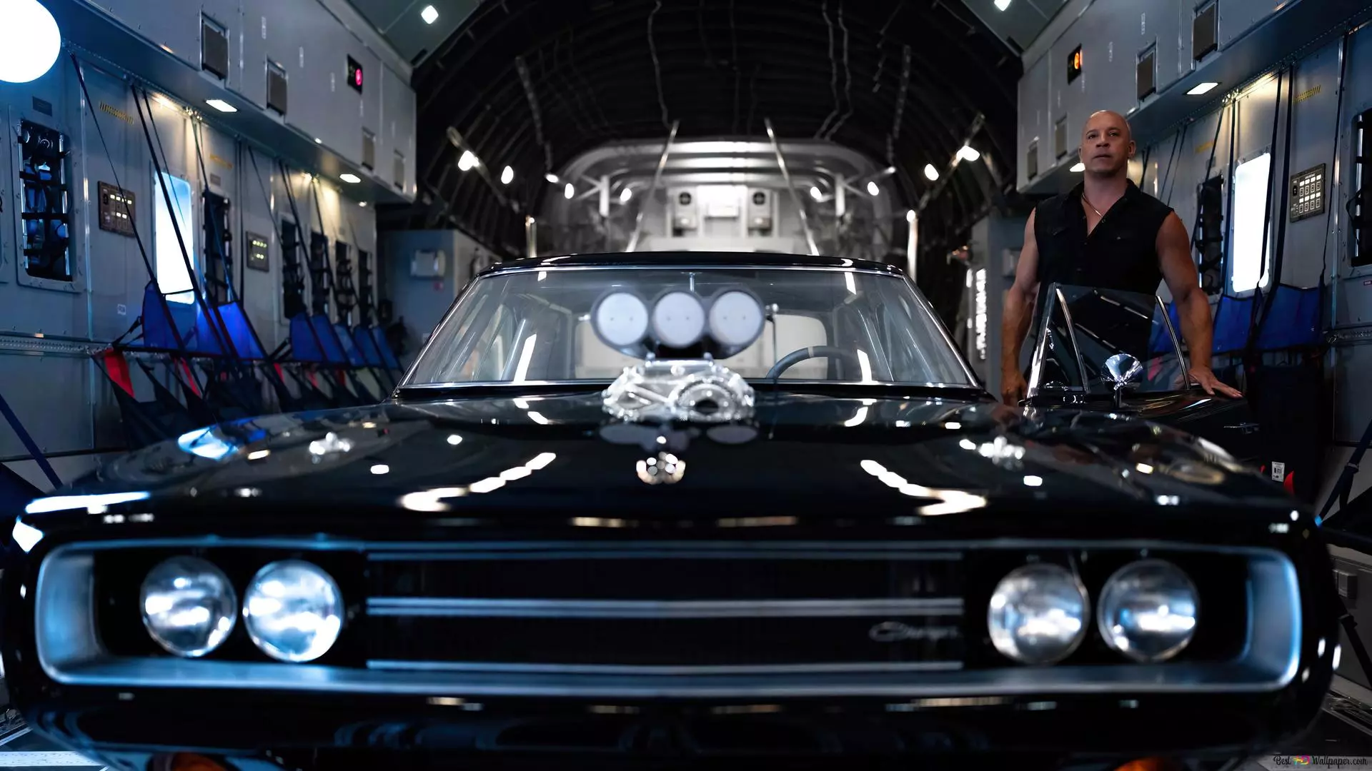 وین دیزل و ماشین کلاسیک درون هواپیما در فیلم Fast X