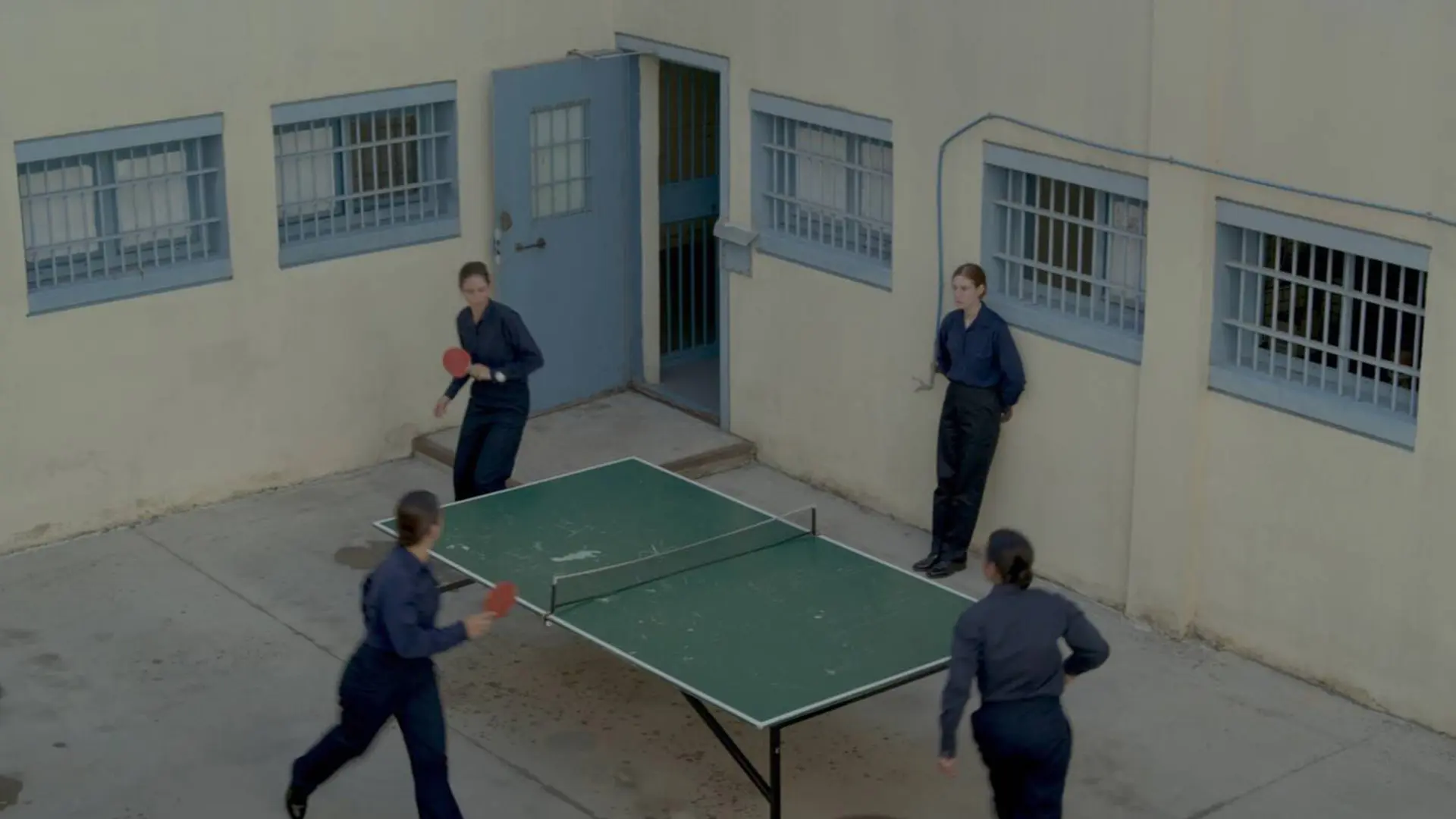 ماموران زندان در حال بازی کردن در فیلم موزیک