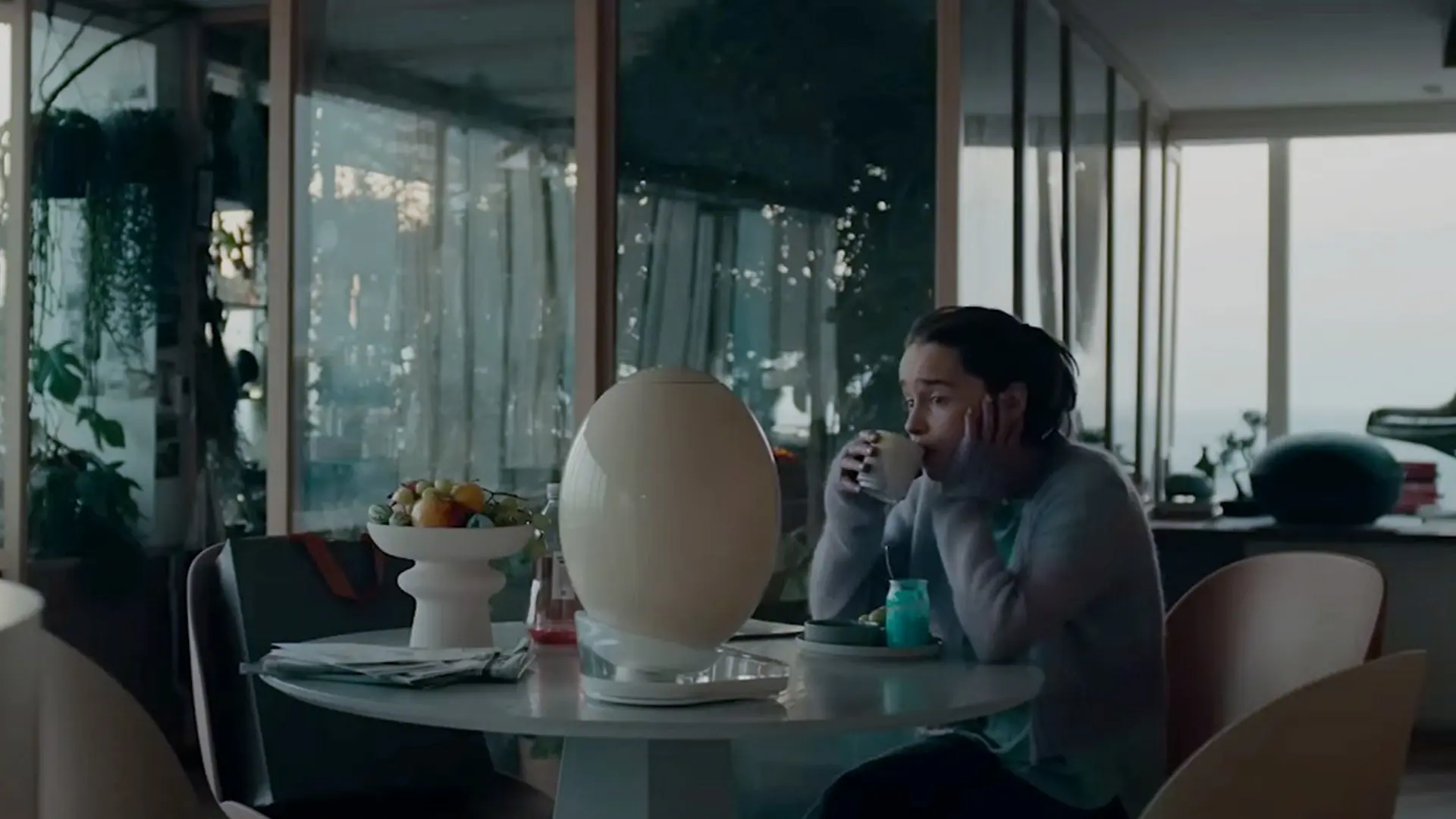 ریچل در حال نگاه کردن به تخم مرغ در فیلم نسل پاد