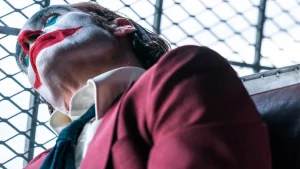 قدم زدن جوکر با بازی واکین فینیکس زیر باران در تصویر جدید فیلم Joker 2
