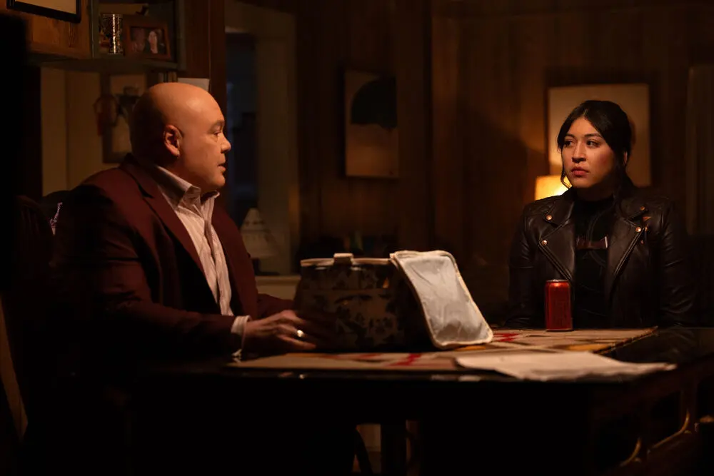 مایا لوپز و کینگپین در حال شام خوردن در سریال Echo 