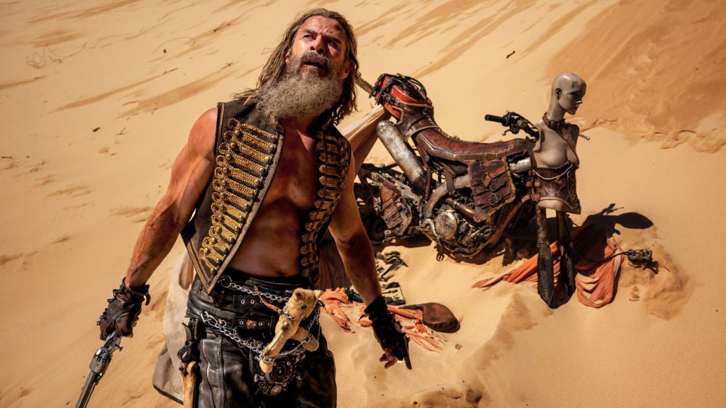 کریس همسورث در نقش جنگ‌سالار دمنتوس سوار موتور در فیلم Furiosa: A Mad Max Saga