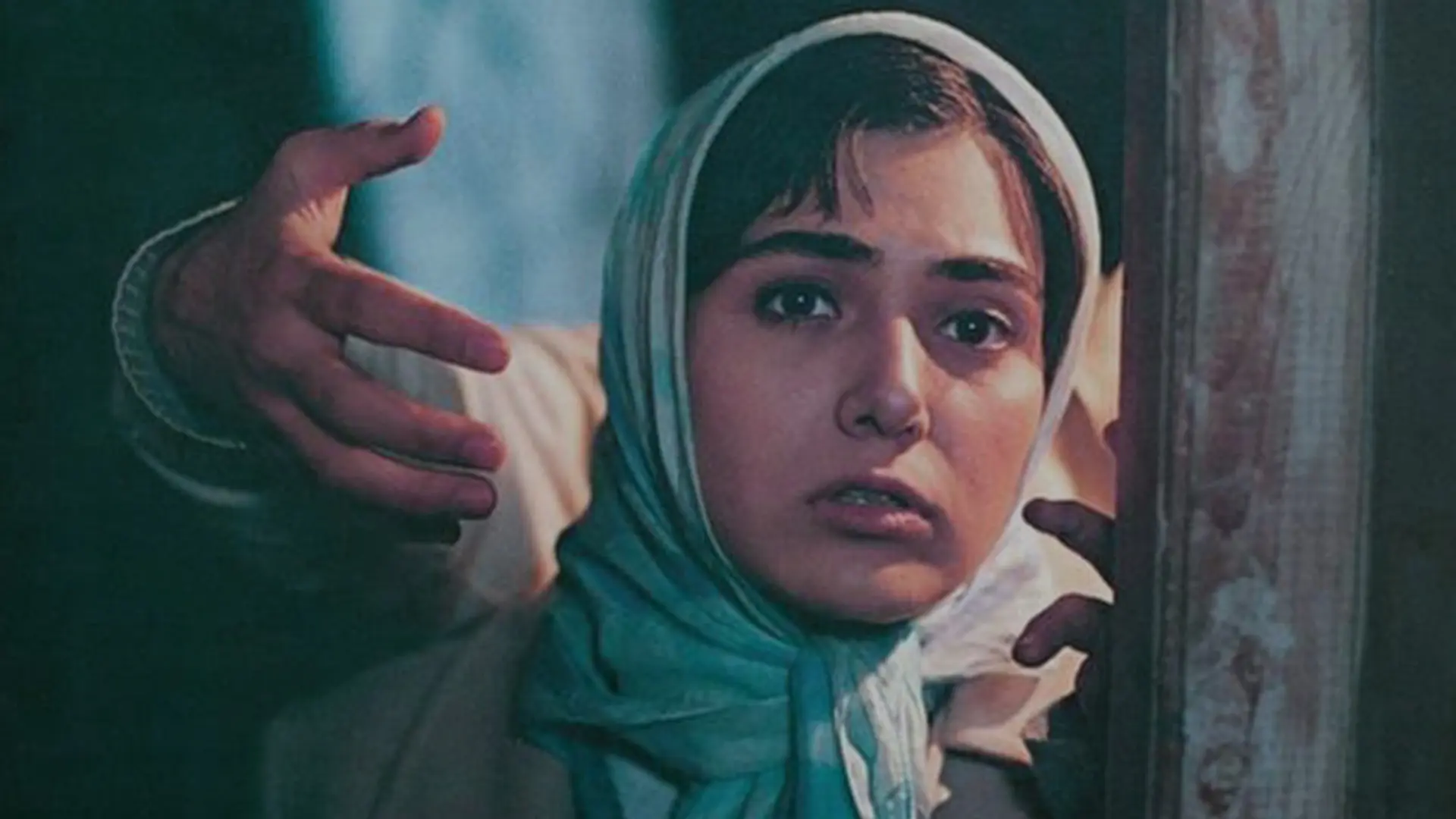حمید در حال ترساندن فاطمه در فیلم خوابگاه دختران