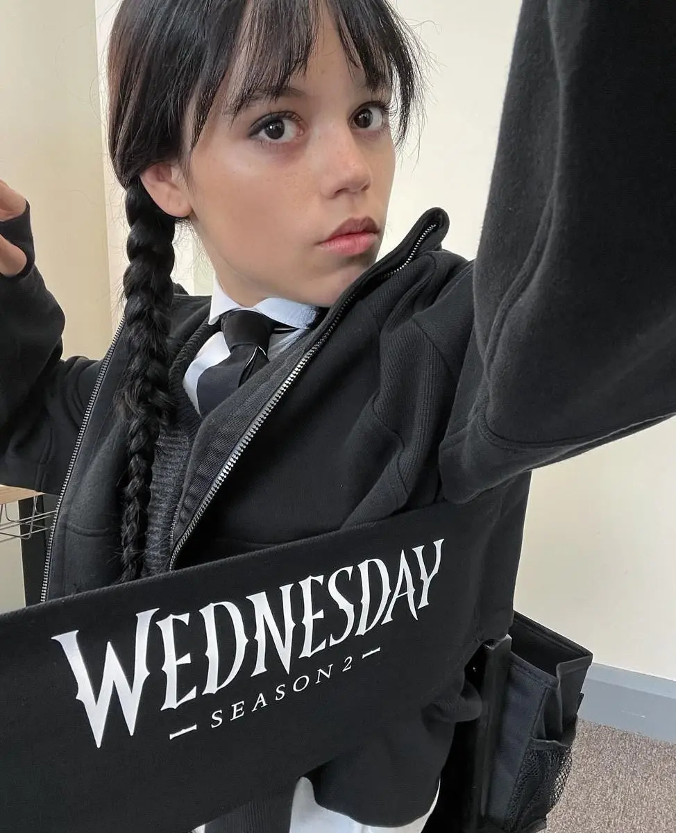 جنا اورتگا در نقش ونزدی آدامز در پشت صحنه فصل دوم سریال Wednesday