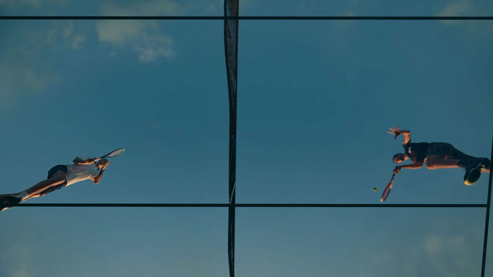نمایی از پایین به بالا از جاش اوکانر و مایک فیست که داخل یک زمین تنیس به آسمان پریده‌اند در فیلم چلنجرز به کارگردانی لوکا گوادانینو