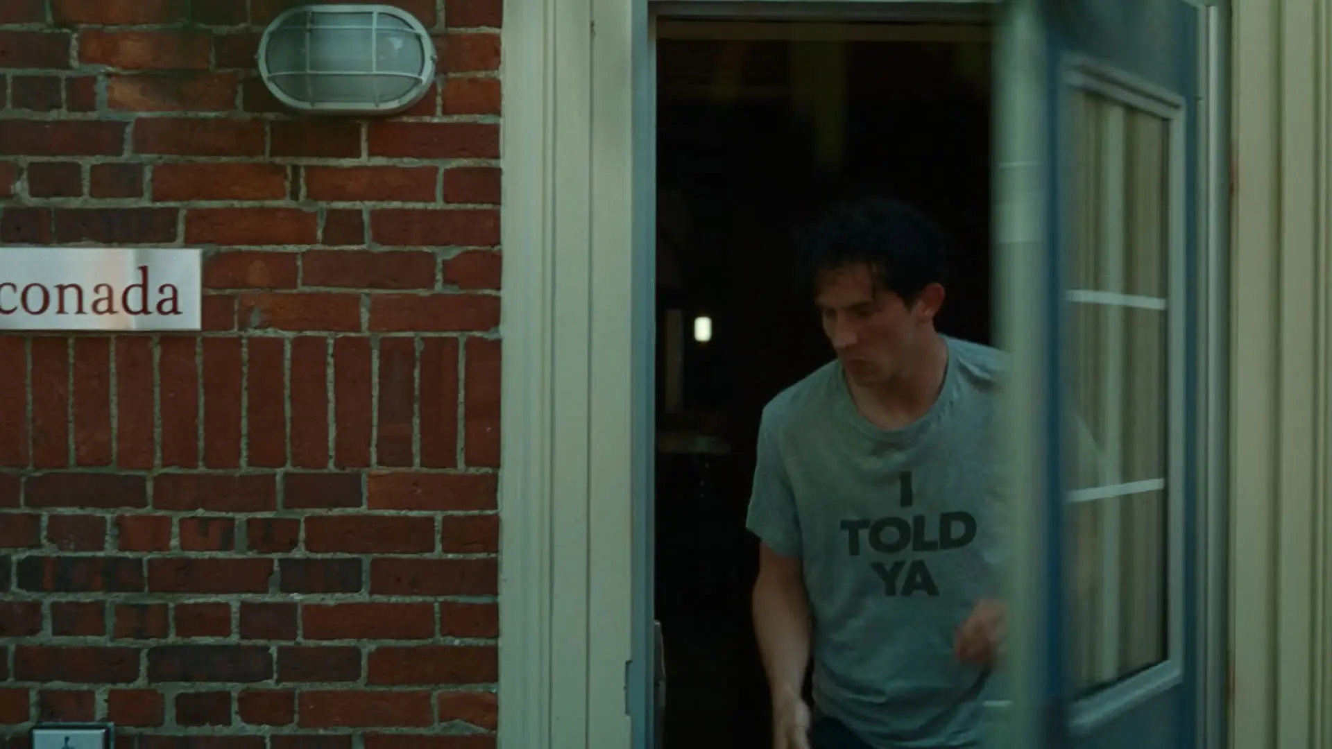 جاش اوکانر در حال خروج از یک ساختمان در نمایی از فیلم چلنجرز به کارگردانی لوکا گوادانینو