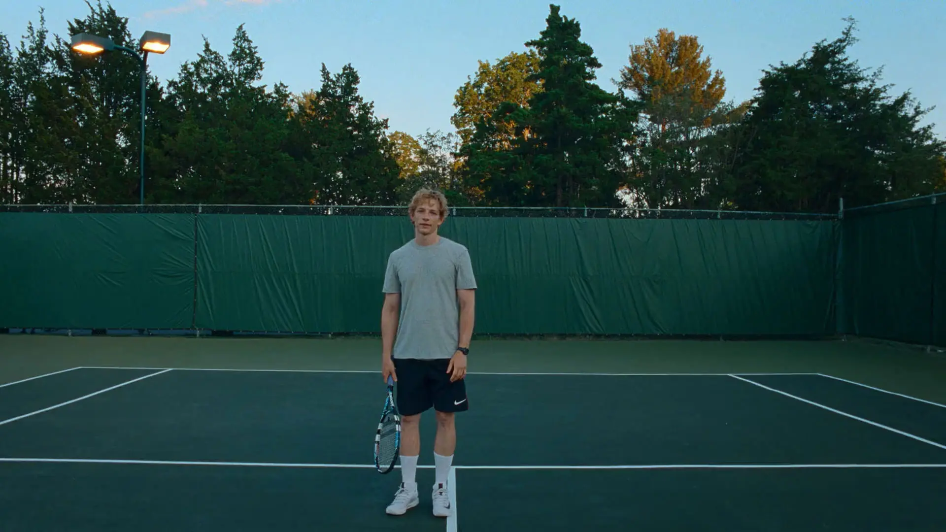 مایک فیست ایستاده داخل یک زمین تنیس در نمایی از فیلم چلنجرز به کارگردانی لوکا گوادانینو